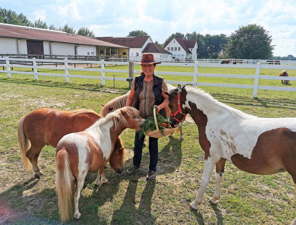 Annette Engelhardt und Schnütchen Tessa mit ihren Freunden (Ballermann Ranch)